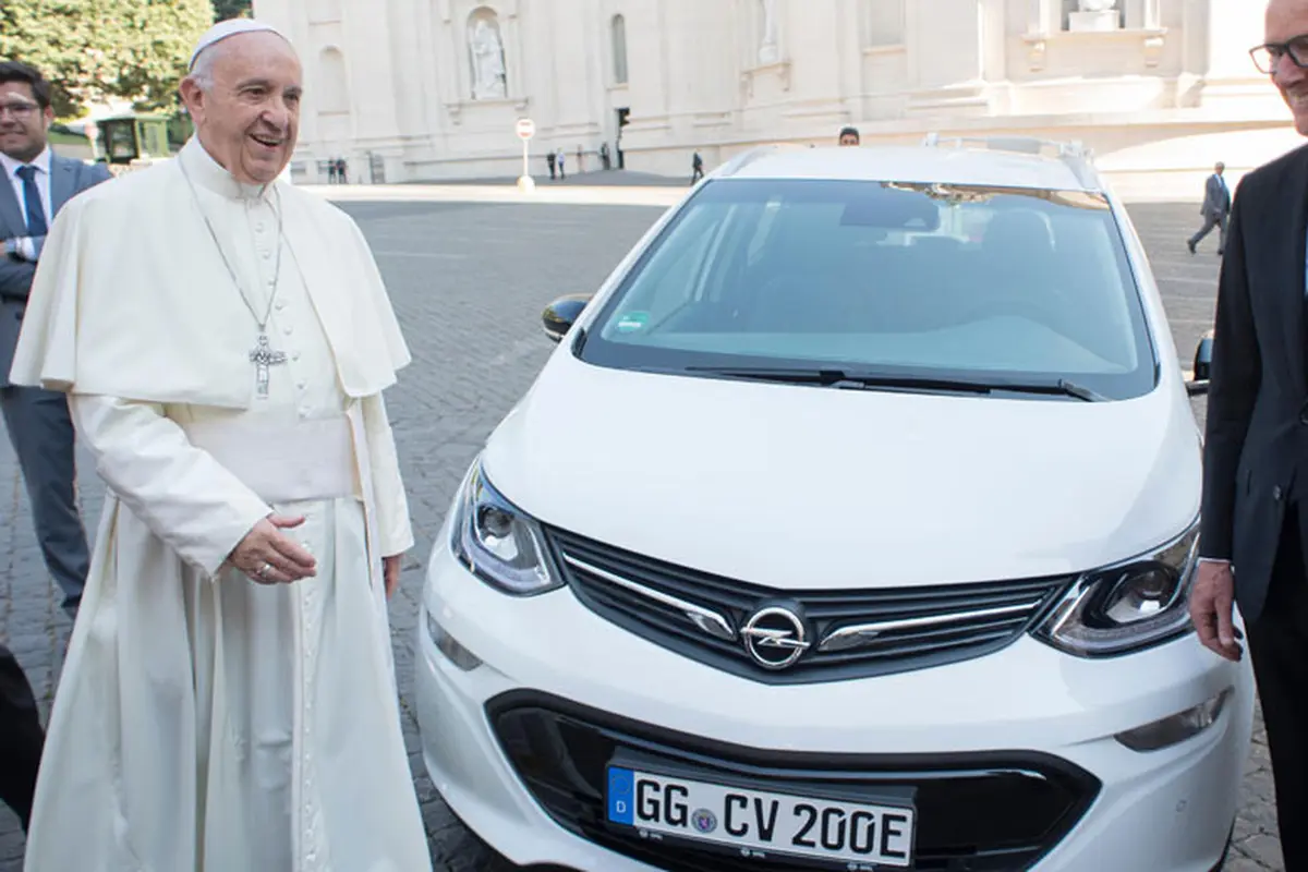 Paus Fransiscus Dapat Opel Listrik Untuk Popemobile Baru (Foto:Carscoop)