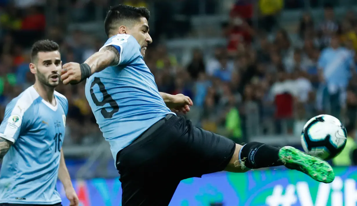 Penyerang timnas Uruguay, Luis Suarez menendang bola dalam laga pertama Grup C Copa America 2019 melawan Ekuador di Stadion Mineirao, Brasil, Minggu (16/6/2019). Uruguay berhasil memetik kemenangan besar 4-0 atas Ekuador. (AP/Eugenio Savio)