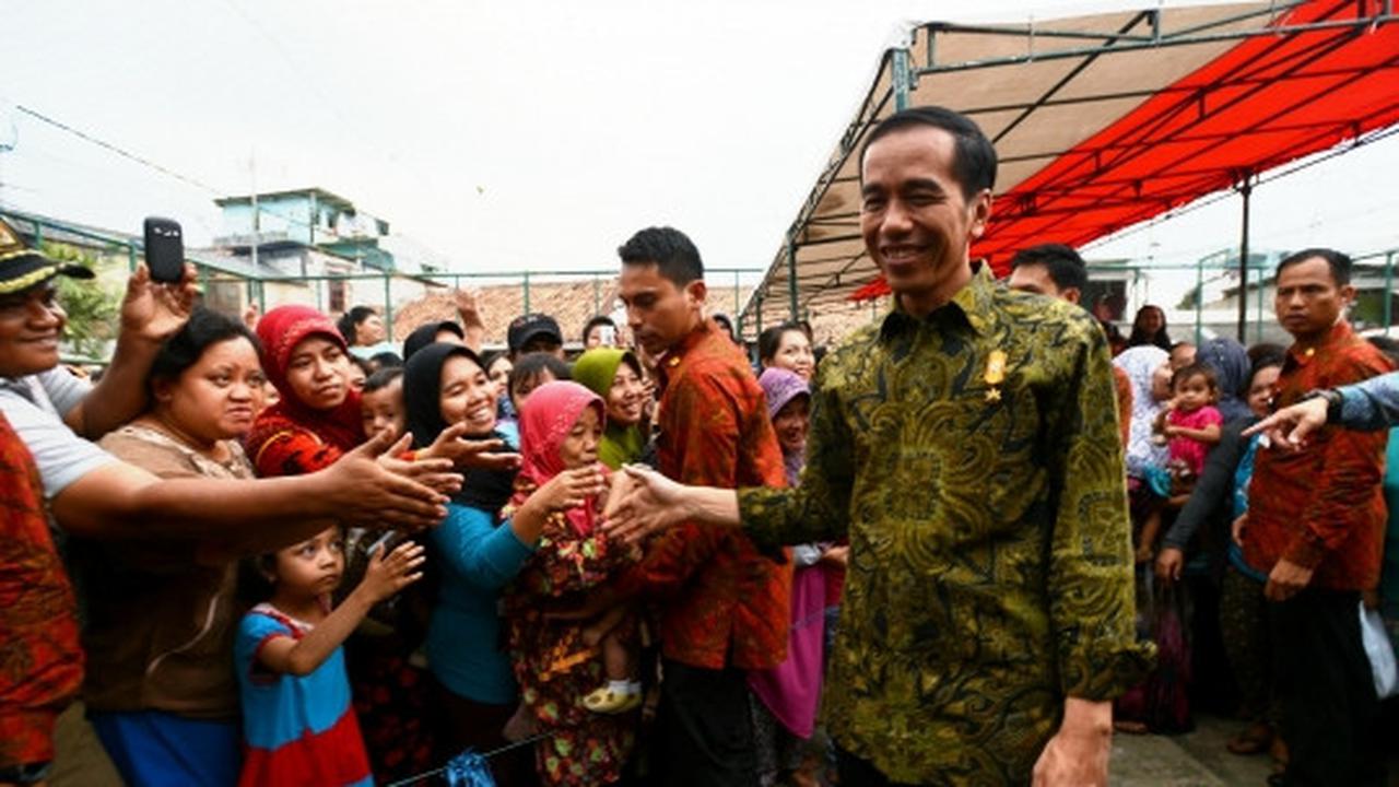 Presiden Jokowi bagi-bagi sembako di Menteng Dalam