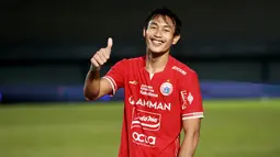 Pemain Persija Jakarta, Hansamu Yama, melakukan selebrasi setelah mencetak gol ke gawang Dewa United pada laga BRI Liga 1 di Stadion Indomilk Arena, Tangerang, Senin (10/4/2023). Persija menang dengan skor 1-0. (Bola.com/M Iqbal Ichsan)