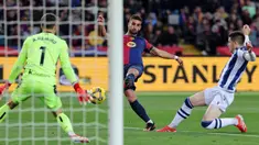 Penyerang Barcelona, Ferran Torres (tengah) melakukan tendangan ke arah gawang Real Sociedad pada laga pekan ke-26 Liga Spanyol 2024/2025 di Estadi Olimpic Lluis Companys, Minggu 2 Maret 2025 malam WIB. (LLUIS GENE/AFP)