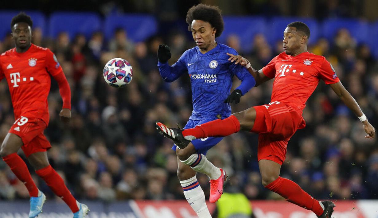 Pemain Bayern Munchen, David Alaba, berebut bola dengan gelandang Chelsea, Willian, pada laga Liga Champions di Stadion Stamford Bridge, Selasa (25/2/2020). Chelsea takluk 0-3 dari Bayern Munchen. (AP/Kirsty Wigglesworth)