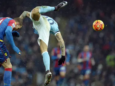 Pemain Manchester City, Nicolas Otamendi (kanan)  menghalau bola dari pemain Crystal Palace, Connor Wickham pada lanjutan liga premier Inggris di Stadion Etihad, Manchester, Sabtu (16/1/2016). (AFP Photo/Oli Scarff)