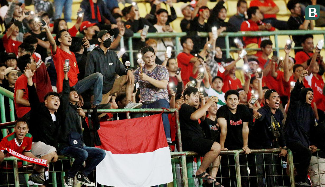 Sejumlah suporter menyanyi bersama saat memberi dukungan untuk Timnas Indonesia U-19 melawan Brunei Darussalam pada laga kedua Grup A Piala AFF U-19 2022 di Stadion Patriot Candrabhaga, Bekasi, Senin (4/7/2022). (Bola.com/M Iqbal Ichsan)