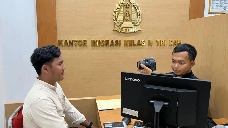 Pelayanan Paspor di Kantor Imigrasi Kelas II TPI Ranai.