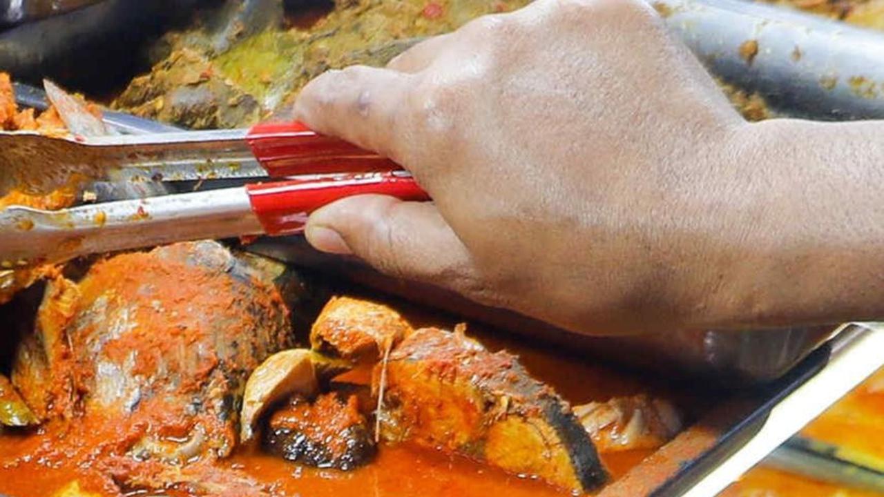 FOTO: Seporsi Mulai dari Rp20.000, Sentra Kuliner Nasi Kapau di Jalan Kramat Raya Laris Manis Diserbu Pelanggan Buka Puasa
