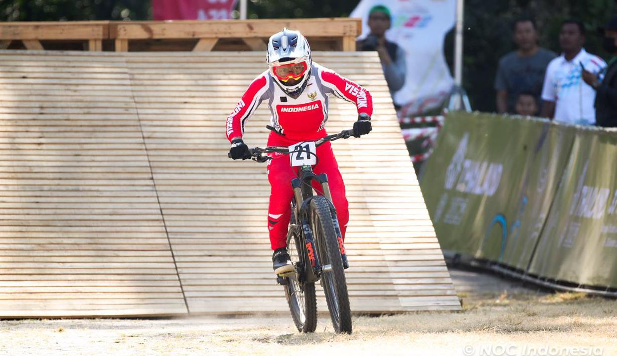 Adalah Rendy Varera yang turun pada nomor Men's Mountain Bike (MTB) Downhill putra berhasil meraih medali perak. (Foto: NOC Indonesia/Tetuko Mediantoro)