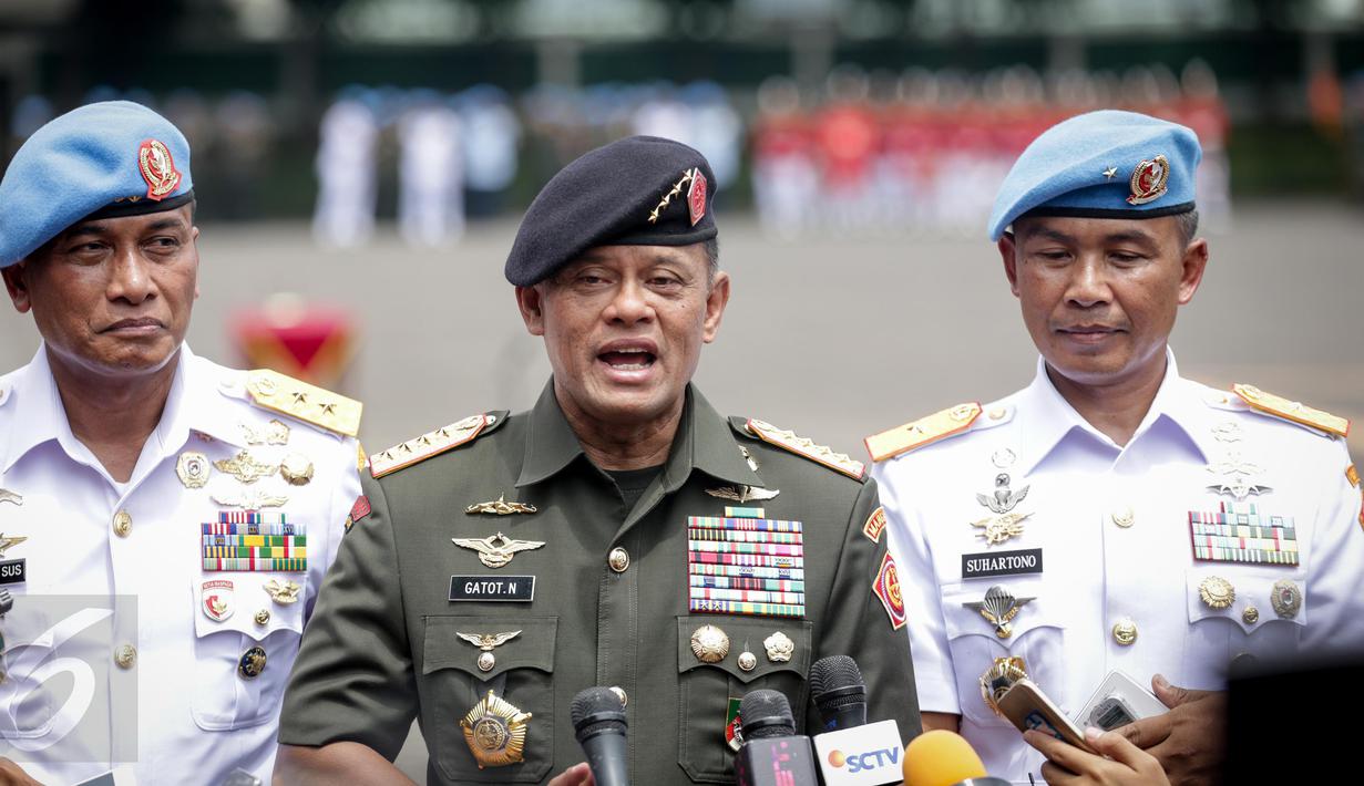 Panglima TNI Jenderal Gatot Nurmantyo memberikan keterangan usai sertijab Komandan Pasukan Pengamanan Presiden (Danpaspampres) di Jakarta, Selasa (14/3). Brigjen TNI (Mar) Suhartono resmi menggantikan Mayjen Bambang Suswantono (Liputan6.com/Faizal Fanani)