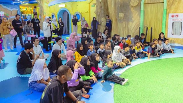 Onix Fragrance melakukan aksi sosialnya dengan berbagi bersama puluhan anak yatim dari Yayasan Alpha Indonesia atau Rumah Asuh Yatim Fadhilah Ihsan