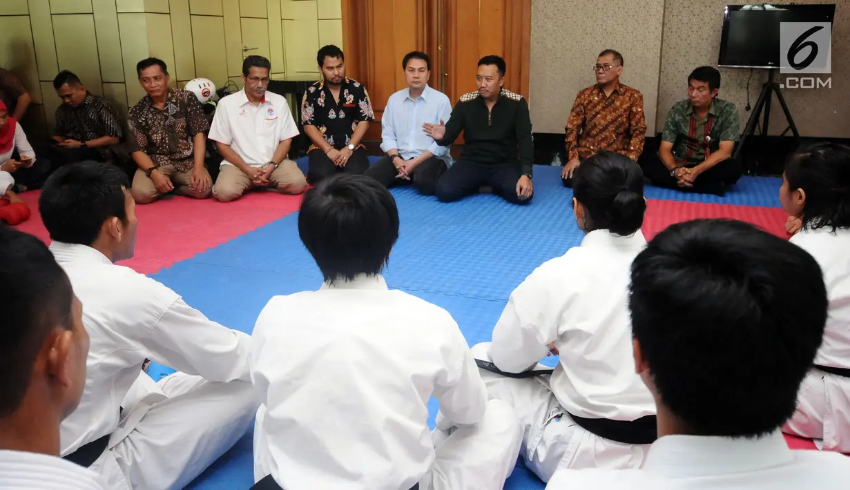 Menpora Imam Nahrawi (ketiga kanan) berbincang dengan tim karate Indonesia di Kawasan Permata Hijau, Jakarta, Jumat (9/6). Menpora melakukan diskusi dengan sejumlah atlet pelatnas karate Indonesia. (Liputan6.com/Helmi Fithriansyah)