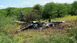 Kondisi puing dari helikopter polisi yang diduga jatuh ditembak oleh sekelompok geng kartel narkoba di Michoacan, Meksiko barat, Rabu (7/9). Helikopter itu sedang mendukung operasi penangkapan terhadap para pemimpin geng kriminal. (PEDRO PARDO/AFP)