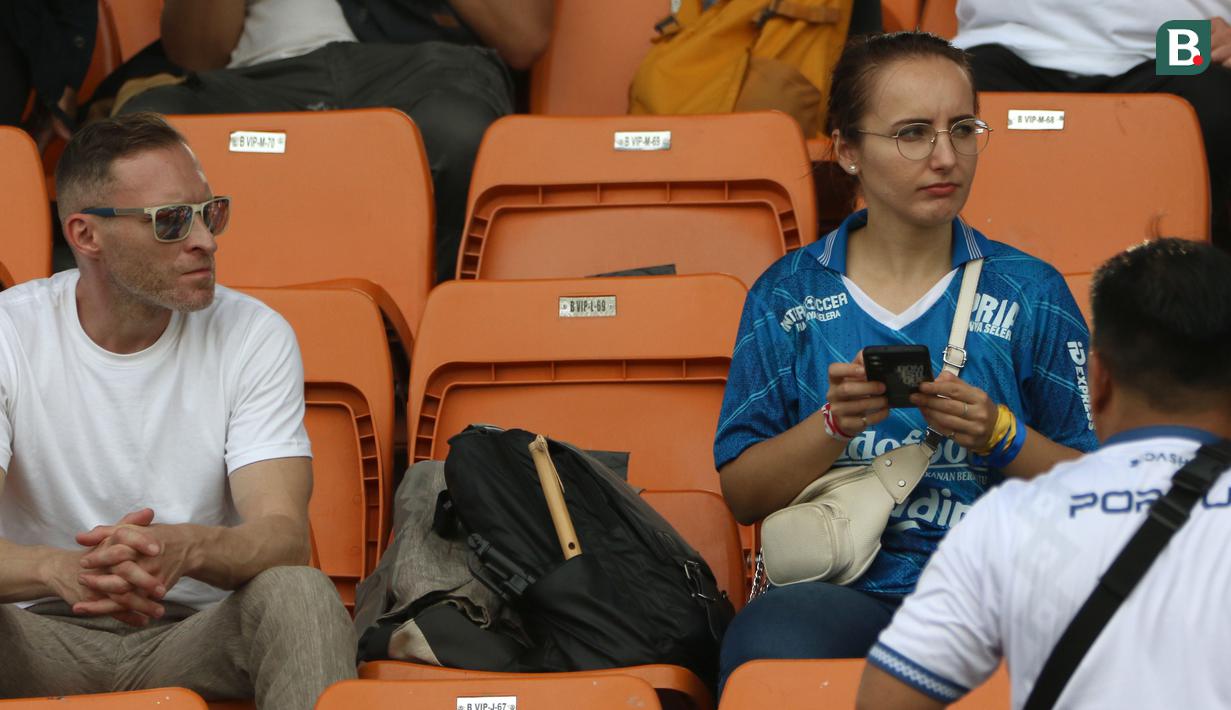Suporter wanita memakai jersey Persib Bandung saat menyaksikan pertandingan Timnas Polandia U-17 melawan Timnas Senegal U-17 di Grup D Piala Dunia U-17 2023 yang berlangsung di Stadion Si Jalak Harupat, Kabupaten Bandung, Jawa Barat, Selasa (14/11/2023). (Bola.com/Ikhwan Yanuar)