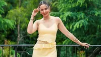 6 Inspirasi Padu Padan Outfit Kuning ala Nia Ramadhani, Tampil Cerah dan Stylish
