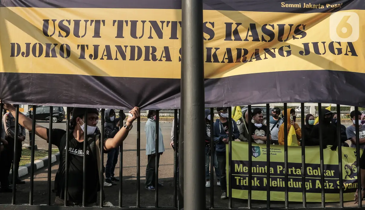 Massa menggelar aksi unjuk rasa di depan DPR RI, Jakarta, Jumat (24/7/2020). Aksi tersebut bentuk kekecewaan terhadap Wakil Ketua DPR RI Azis Syamsuddin yang tidak mengizinkan Rapat Dengar Pendapat (RDP) Komisi III bersama aparat penegak hukum perihal kasus Djoko Tjandra. (Liputan6.com/Johan Tallo)