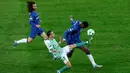 Memasuki babak kedua, pelatih Chelsea Enzo Maresca melakukan perubahan penting dengan memasukkan Reece James menggantikan Gusto yang tampil kurang maksimal. Tampak dalam foto, gelandang Real Betis Antony (tengah) berebut bola dengan pemain bertahan Chelsea Benoit Badiashile (kanan) saat pertandingan Final UEFA Conference League 2024/2025 di Tarczynski Arena, Wroclaw, Polandia, Rabu 28 Mei 2025 waktu setempat atau Kamis (29/5/2025) dini hari WIB. (Wojtek RADWANSKI/AFP)