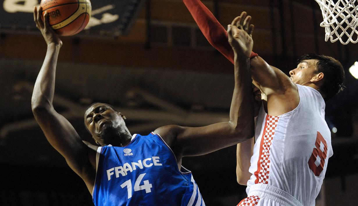 Pemain Prancis, Ian Mahinmi (kiri) berebut bola dengan pemain Kroasia, Saric Dario saat laga persahabatan sebagai persiapan Piala Dunia Basket 2014 di Pau, Prancis, 8 Augustus 2014. Spurs menjadi tim terakhir yang dibela Lauvergne sebelum kembali ke EuroLeague. Ia tercatat tampil 55 laga dalam semusim (2017-2018). (AFP/Gaizka Iroz)