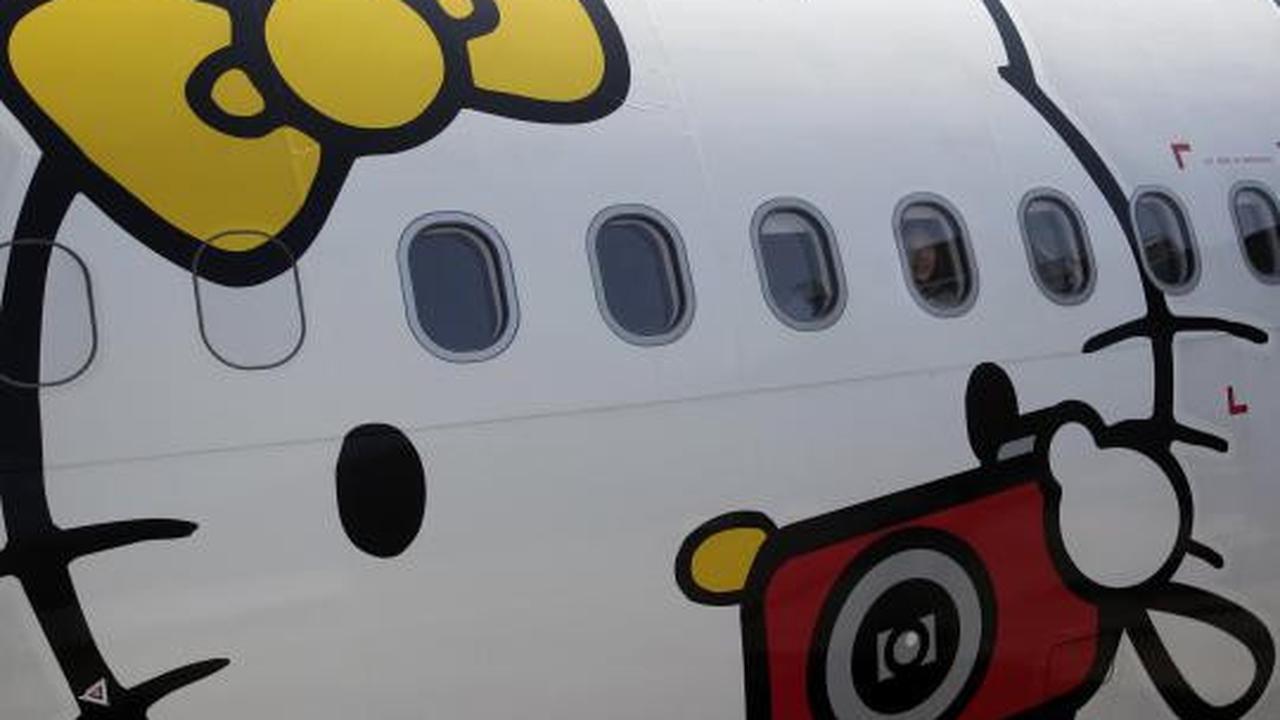 Pesawat Airbus A330 300 milik maskapai Eva Airlines menggunakan motif  