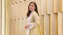 Cocok untuk kondangan, padukan cardigan panjang motif batik dengan dress warna putih seperti look Prilly Latuconsina ini (Instagram/prillylatuconsina96).