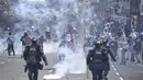 Demonstran bentrok dengan polisi selama protes anti-pemerintah di tengah perayaan Hari Kemerdekaan Kolombia, di Cali, Selasa (20/7/2021). Warga Kolombia kembali turun ke jalan ketika pemerintah secara resmi mengajukan RUU reformasi pajak $3,95 miliar kepada Kongres. (AP Photo/Andres Gonzalez)