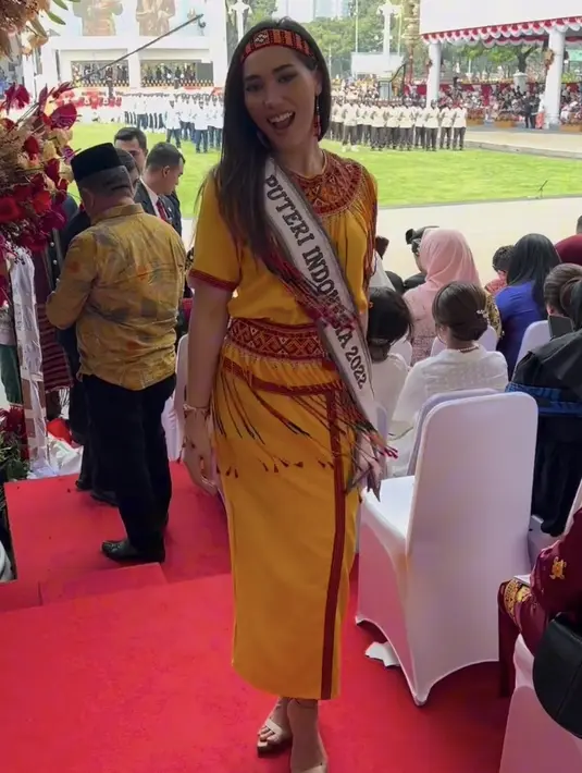 <p>Puteri Indonesia 2022, Laksmi DeNeefe tampil mengenakan pakaian adat Baine Toraja serba kuning. Lengkap dengan aksesori kepalanya. [Instagram/@laksmideneefe]</p>