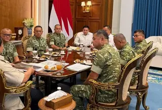 Seskab Teddy Indra Wijaya mengatakan, TNI AD telah menyelesaikan pembangunan 300 unit jembatan gantung perintis di berbagai daerah serta renovasi sekolah. (Foto:  Instagram Sekretariat Kabinet)