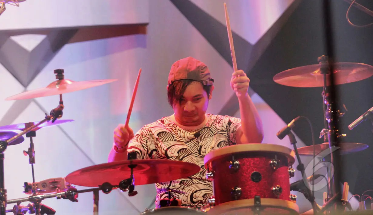 Aksi Brian, drummer band Sheila On 7 di panggung Java Jazz 2015 di JIExpo, Jakarta, Jumat (6/3). Sejumlah musisi Tanah Air dan dunia memeriahkan panggung Java Jazz di hari petama. (Liputan6.com/Faizal Fanani)
