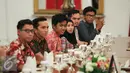 Para komika hadir dalam jamuan makan siang bersama Presiden Joko Widodo di Istana Negara, Jakarta, Kamis (17/12). Para komika datang ke Istana Negara, seperti Indro Warkop, Mongol Stress, Raditya Dika, dll. (Liputan6.com/Faizal Fanani)