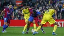 Penyerang Memphis Depay (kedua kanan) berebut bola dengan penyerang Cadiz Ruben Sobrino dalam pekan ke-32 Liga Spanyol di Camp Nou, Selasa dini hari WIB (19/4/2022). Barcelona dipermalukan dari tim papan bawah, Cadiz 0-1. (AP Photo/Joan Monfort)
