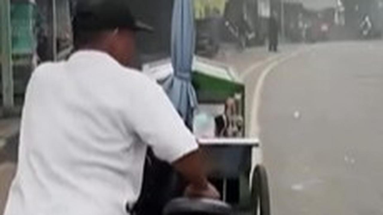 Kolang-Kaling di Tengah Gas Air Mata: Cerita Pak Ardi, Pedagang Tangguh di Tengah Demo