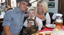 Philipp Lahm bersama istri dan anaknya ikut meramaikan Oktoberfest, Jerman, Minggu (5/10/2014) (AFP PHOTO/ALEXANDRA BEIER)