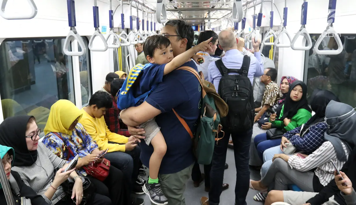 Penumpang menaiki kereta MRT pada hari pertama fase operasi secara komersial (berbayar) di Stasiun MRT Bundaran HI, Jakarta, Senin (1/4). PT MRT Jakarta mulai memberlakukan fase operasi secara komersial (berbayar) dengan potongan harga 50 persen selama April 2019. (Liputan6.com/Johan Tallo)