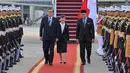 Kedatangan PM Jepang Shigeru Ishiba dan istri Yoshiko Ishiba disambut langsung oleh Menteri Investasi dan Hilirisasi/Kepala Badan Koordinasi dan Penanaman Modal Rosan P. Roeslani. (BAY ISMOYO/AFP)