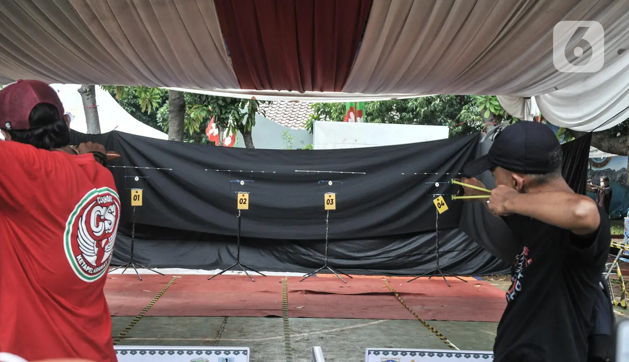 Peserta mengikuti lomba katapel saat Gebyar Budaya Nganten Temat II di RPTRA Dahlia, Kramat Jati, Jakarta Timur, Minggu (26/6/2022). Lomba katapel tersebut digelar oleh Komunitas Ketapel Condet (Kecot) bersama Wali Kota Jakarta Timur. (merdeka.com/Iqbal S Nugroho)