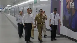 Gubernur DKI Jakarta Anies Baswedan (tengah) meninjau Halte TransJakarta Bundaran Hotel Indonesia (HI) yang terintegrasi dengan moda raya terpadu (MRT), Senin (25/3). Halte Bundaran HI menjadi halte TransJakarta pertama yang terintegrasi dengan Stasiun MRT. (Liputan6.com/Faizal Fanani)