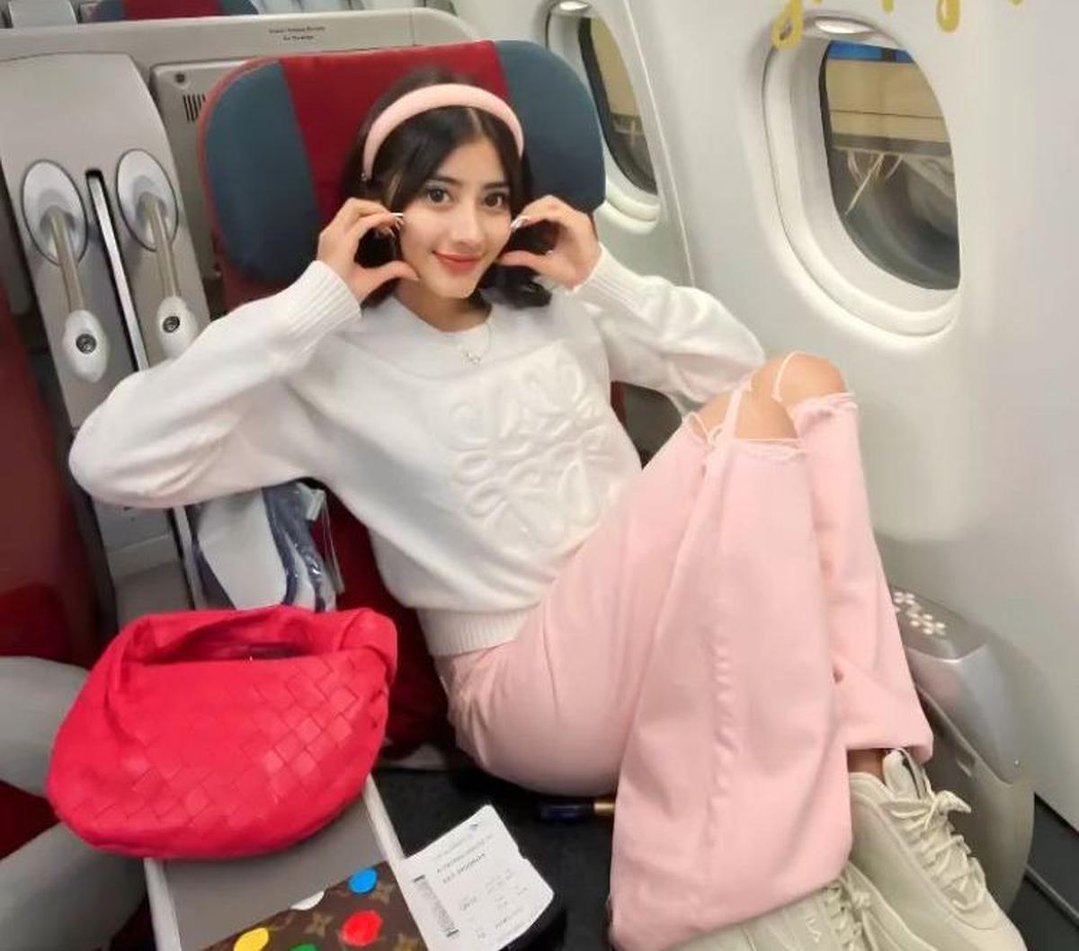 Ghea Youbi kini diketahui tengah berada di Korea Selatan. Rupanya, tak hanya untuk liburan, ia juga pergi ke Negeri Gingseng untuk bekerja. Ia mendapat kesempatan untuk mengisi festival Indonesia dalam rangkaian 50 tahun hubungan Korea-Indonesia.
