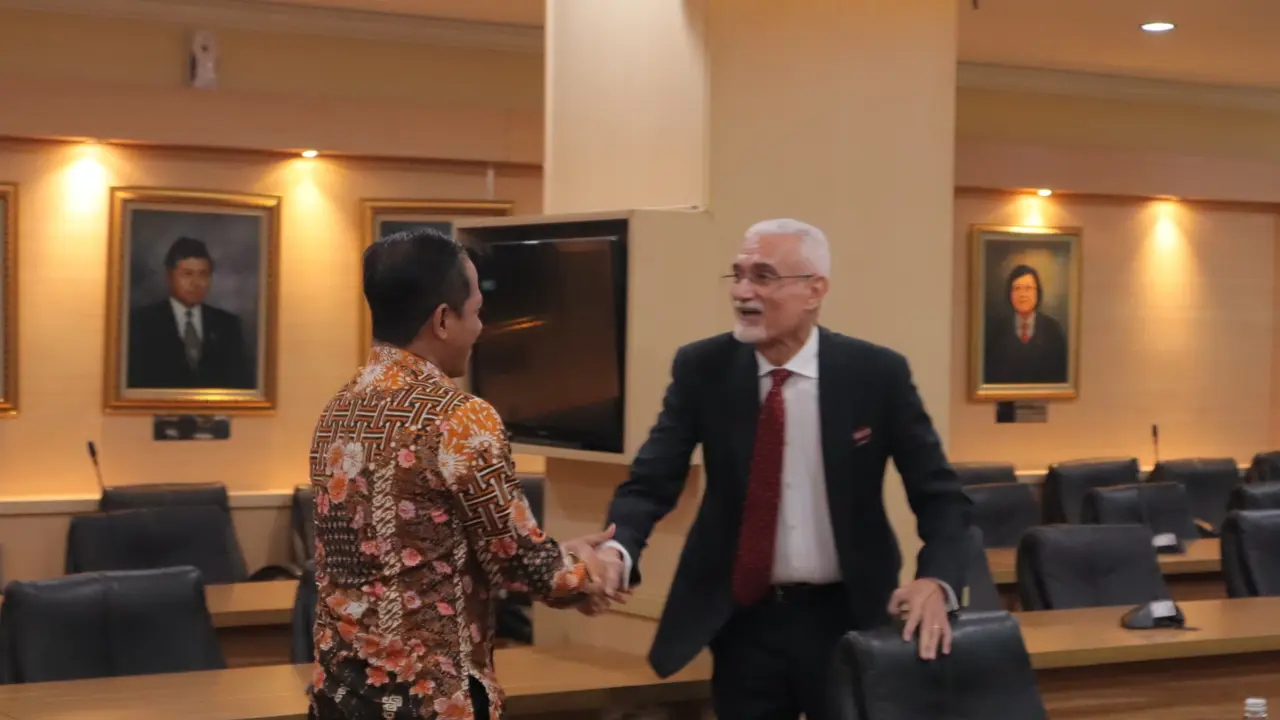Menteri Lingkungan Hidup, Hanif Faisol Nurofiq, dan Duta Besar Brasil untuk Indonesia, George Monteiro Prata di kantor Kementerian Lingkungan Hidup, Selasa (15/4/2025) (Istimewa)