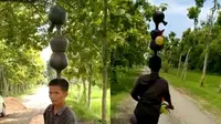 6 Potret Orang Bawa Barang Pakai Kepala Ini Bikin Heran