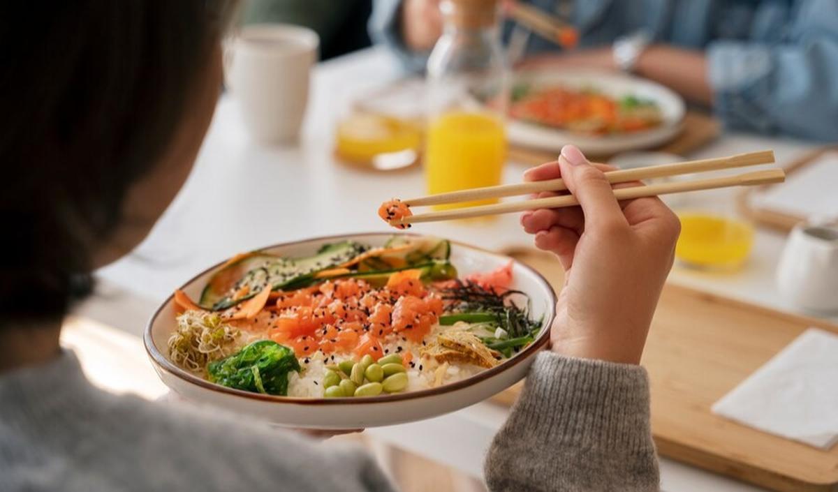 3.&nbsp;China makan dengan menggunakan sumpit