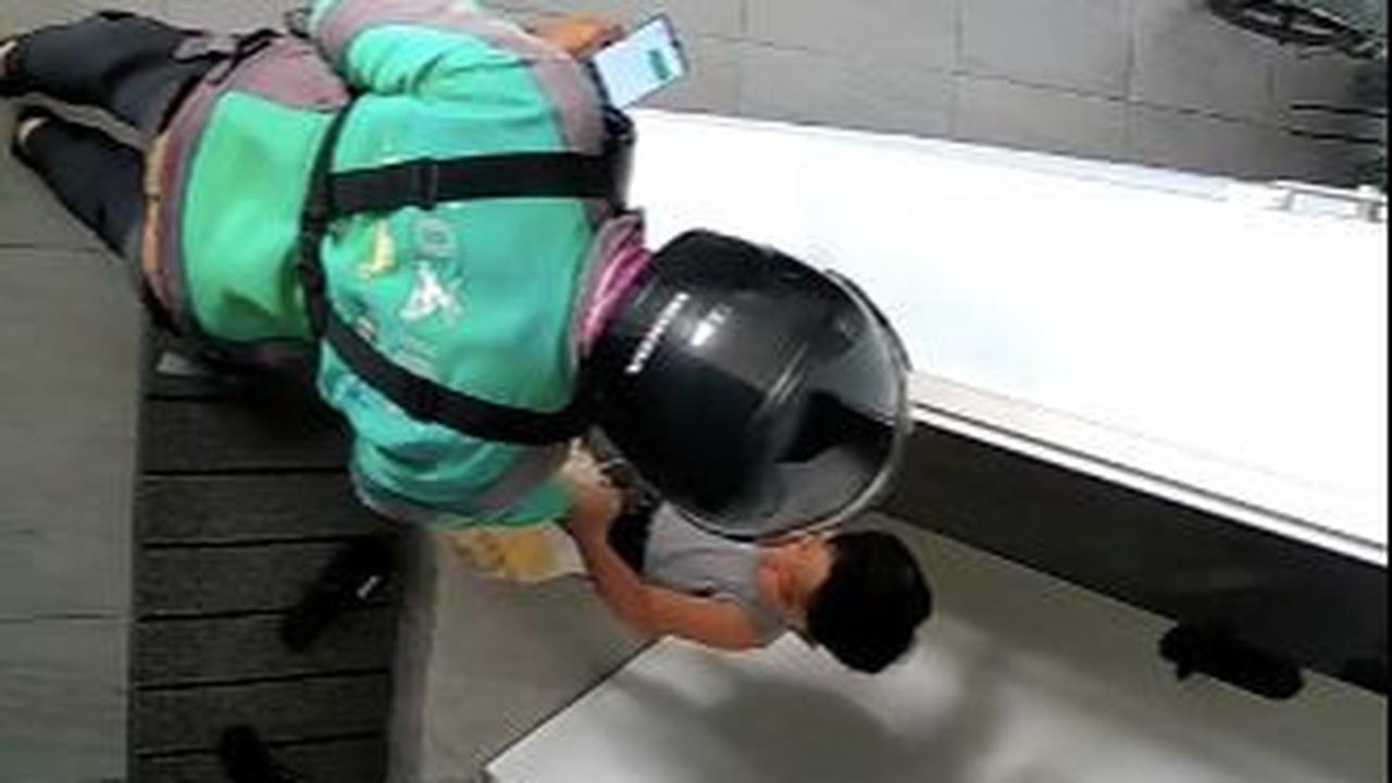 Ketika sampai di lokasi pengantaran paket makanan, sopir ojol sempat salah menyebutkan nama pemesan.&nbsp;<br>