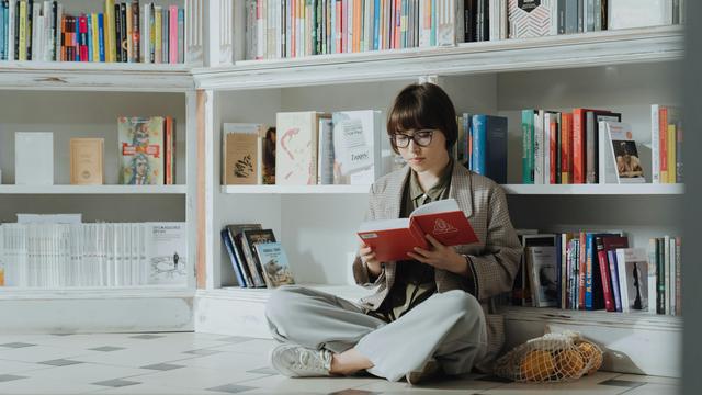 Ilustrasi membaca buku, cerita rakyat