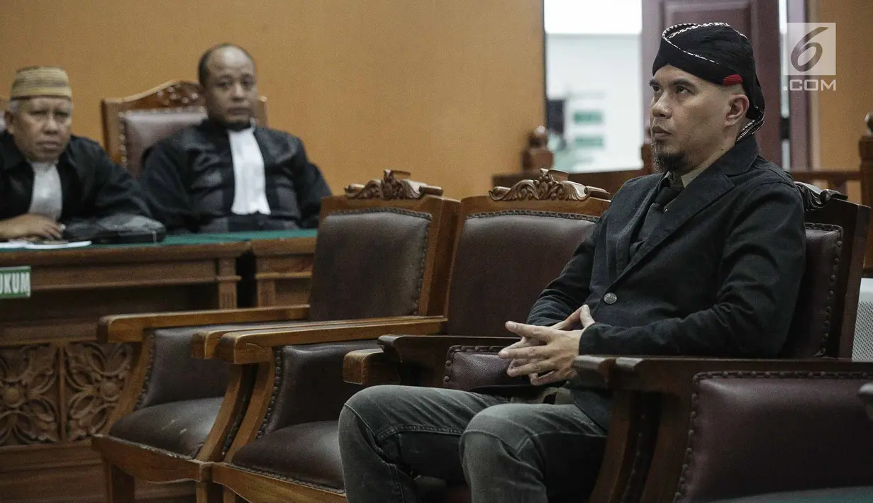 Musisi Ahmad Dhani menjalani sidang lanjutan kasus ujaran kebencian (Hate Speech) di media sosial Twitter di Pengadilan Negeri Jakarta Selatan, Senin (30/4). Sidang tersebut beragendakan tanggapan Jaksa penuntut umum. (Liputan6.com/Faizal Fanani)
