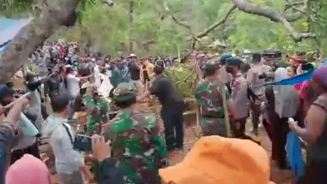 Warga Wawonii mengadang alat berat PT GKP.(Liputan6.com/Ahmad Akbar Fua)