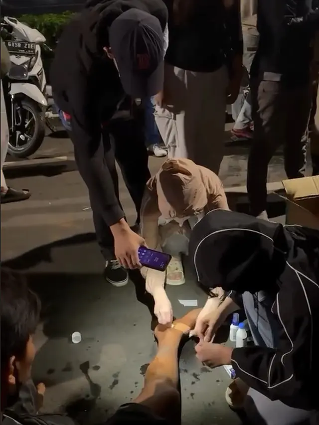6 Potret Celine Evangelista Jadi Tim Medis ke Lokasi Demo, Bawa Bantuan untuk Massa