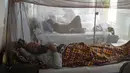 Pasien yang menderita demam berdarah, penyakit yang ditularkan oleh nyamuk, dirawat di bangsal isolasi, di sebuah rumah sakit di Lahore, Pakistan, Jumat (23/9/2022). Pakistan telah mengerahkan ribuan dokter dan paramedis tambahan di provinsi yang paling parah dilanda banjir di negara itu untuk menahan penyebaran penyakit yang telah menewaskan lebih dari 300 orang di antara para korban banjir, kata para pejabat. (AP Photo/K.M. Chaudary)