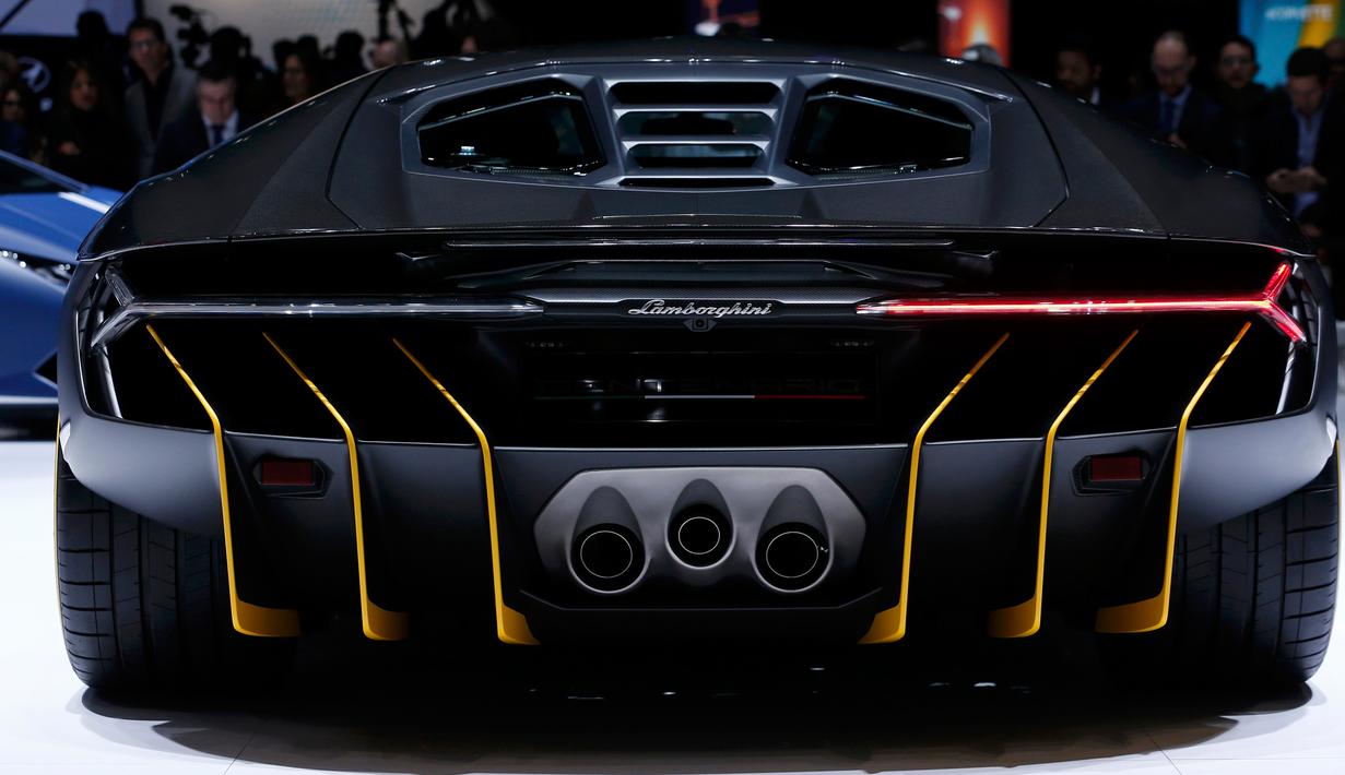 Mobil Lamborghini Centenario tampak belakang dipamerkan pada 86 International Motor Show di Jenewa , Swiss , 1 Maret 2016. Dikabarkan bahwa Centenario dibekali mesin V12 6.500 cc dengan top speed sekitar 344 km per jam.( REUTERS / Denis Balibouse)