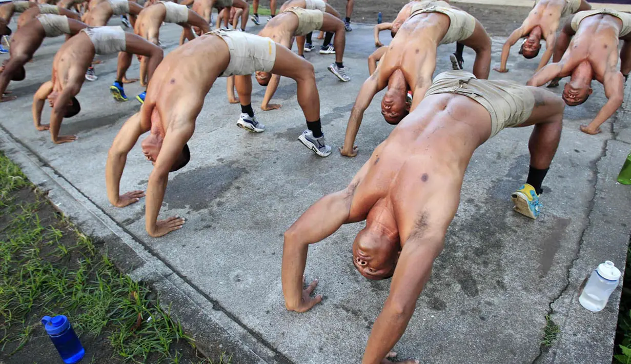 Anggota baru Navy Seals Filipina melakukan latihan fisik di Markas Angkatan Laut di Sangley Point, Cavite, Manila, (26/9/2014). (REUTERS/Romeo Ranoco)