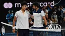 Petenis Korea Selatan Chung Hyeon berbincang usai mengalahkan petenis Serbia, Novak Djokovic pada putaran keempat kejuaraan tenis Australia Terbuka di Melbourne (22/1). Chung Hyeon menang 6-7(4), 5-7, 6-7(3). (AFP Photo/Paul Crock)