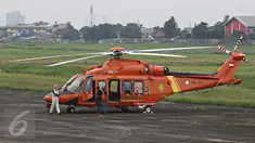 Helikopter AgustaWestland AW139 milik Basarnas bersiap melakukan uji terbang di Bandara Pondok Cabe, Tangerang Selatan, Senin (22/2). Helikopter AW139 memberikan kemampuan Search and Rescue (SAR) terbaik kinerja dikelasnya (Liputan6.com/Immanuel Antonius)