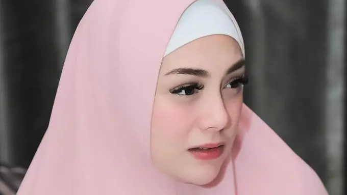 Celine Evangelista Berhijab