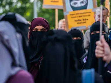 Kelompok Kvinder i Dialog mengadakan demonstrasi menentang denda pertama yang diberikan karena mengenakan cadar di Kopenhagen, Denmark, Jumat (10/8). (Martin Sylvest/Ritzau Scanpix/AFP)
